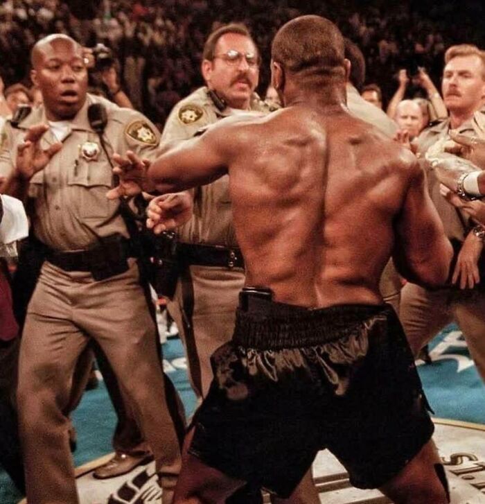  Las Vegas Police Facing Mike Tyson After He‘D Just Bitten Evander Holyfields Ear Off 1996. What He Saw