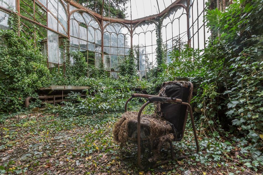 Examples Of Nature Taking Back Abandoned Places All Over The World (30 Photos)